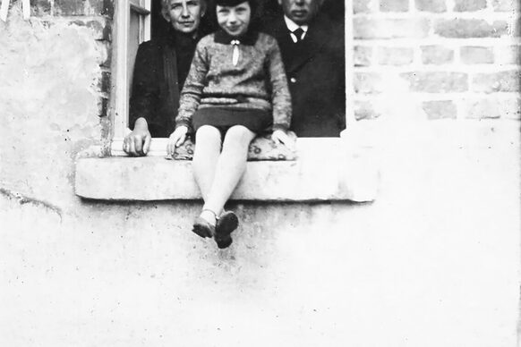 Margot mit ihren Großeltern Sibilla und Moses Klaber im August 1930 in Zülpich