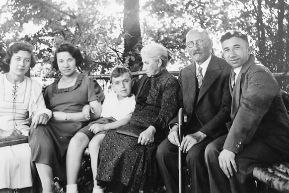 Das Gruppenbild zeigt (von links): Johanna und Getrud Klaber, Heinz Getreider, Sibilla, Moses und Moritz Klaber, etwa 1935