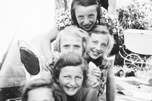 Margot und ihre Cousine Paula mit Nachbarskindern in Zülpich, 1935