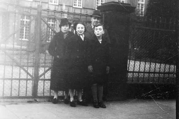 Anna (geb. Klaber) und Paul Getreider mit den Kindern Margot und Heinz 1937 vor der Universität Bonn