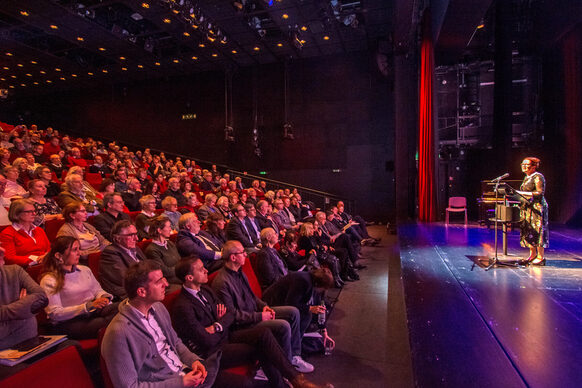 Oberbürgermeisterin Katja Dörner spricht anlässlich der Gedenkstunde im Schauspielhaus Bad Godesberg