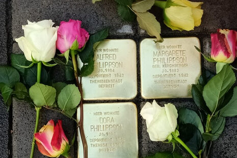 Bild von Stolpersteinen und Rosen